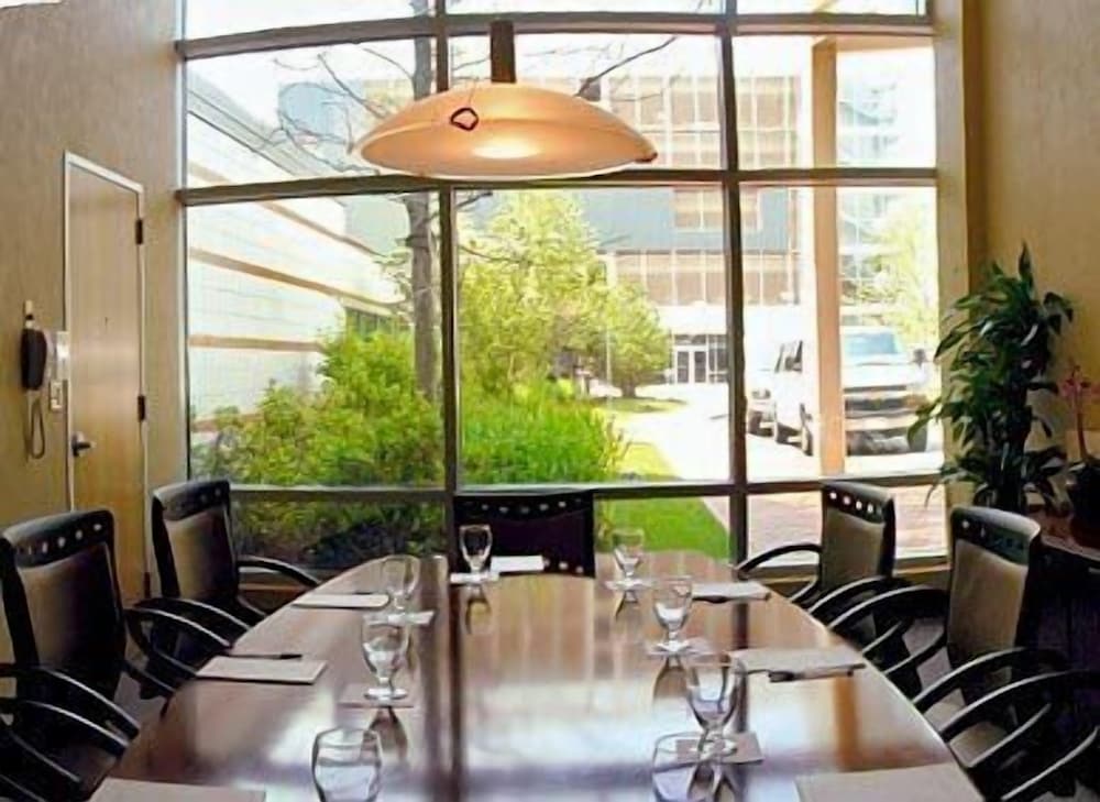 Hampton Inn & Suites Boston Crosstown Center — Restaurant & bars in Boston, Massachusetts