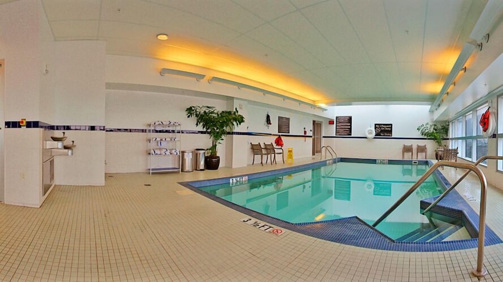 Hampton Inn & Suites Boston Crosstown Center — Swimming pool in Boston, Massachusetts
