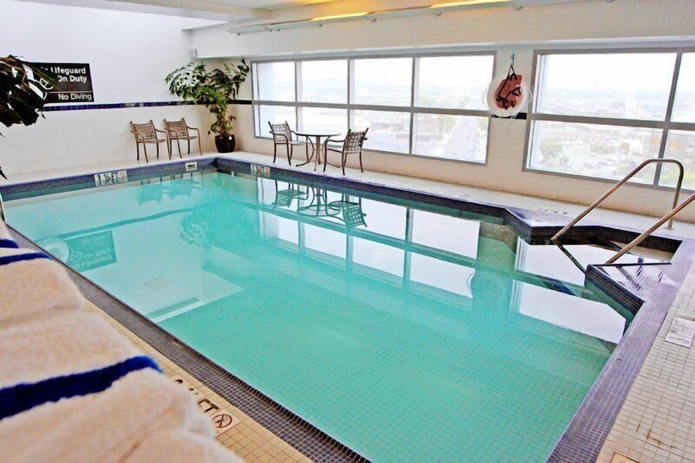 Hampton Inn & Suites Boston Crosstown Center — Swimming pool in Boston, Massachusetts