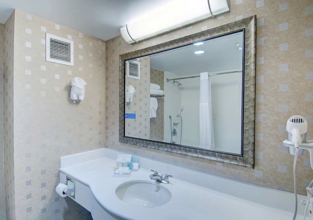 Hampton Inn & Suites Boston Crosstown Center — Hotel rooms in Boston, Massachusetts