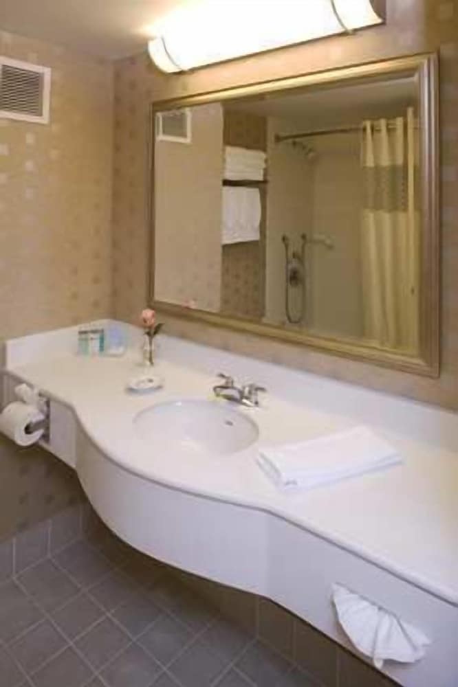 Hampton Inn & Suites Boston Crosstown Center — Hotel rooms in Boston, Massachusetts