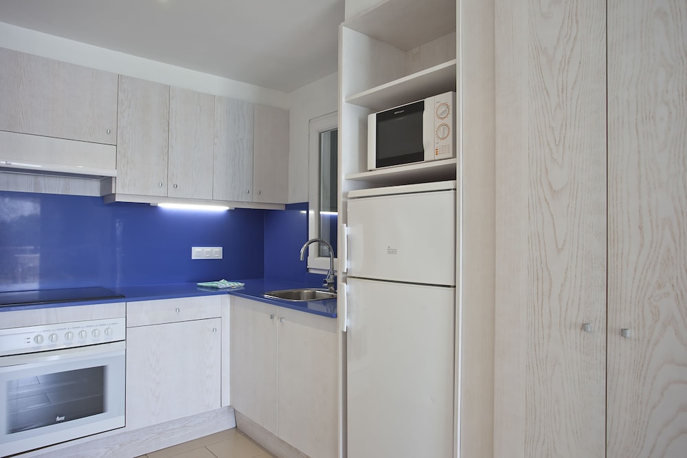 Apartamentos Seth Mestral y Llebeig — Hotel rooms in Santo Tomas, Balearic Islands