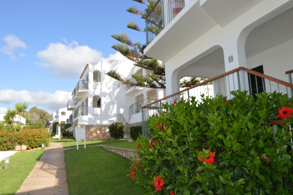 Apartamentos Seth Mestral y Llebeig — Hotel building in Santo Tomas, Balearic Islands