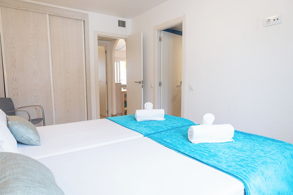 Apartamentos Seth Mestral y Llebeig — Hotel rooms in Santo Tomas, Balearic Islands