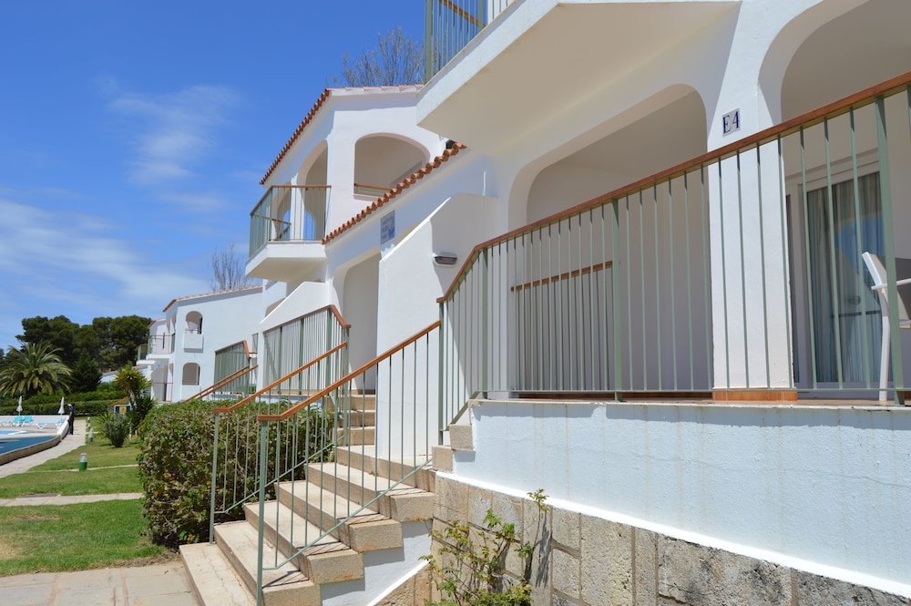 Apartamentos Seth Mestral y Llebeig — Hotel building in Santo Tomas, Balearic Islands