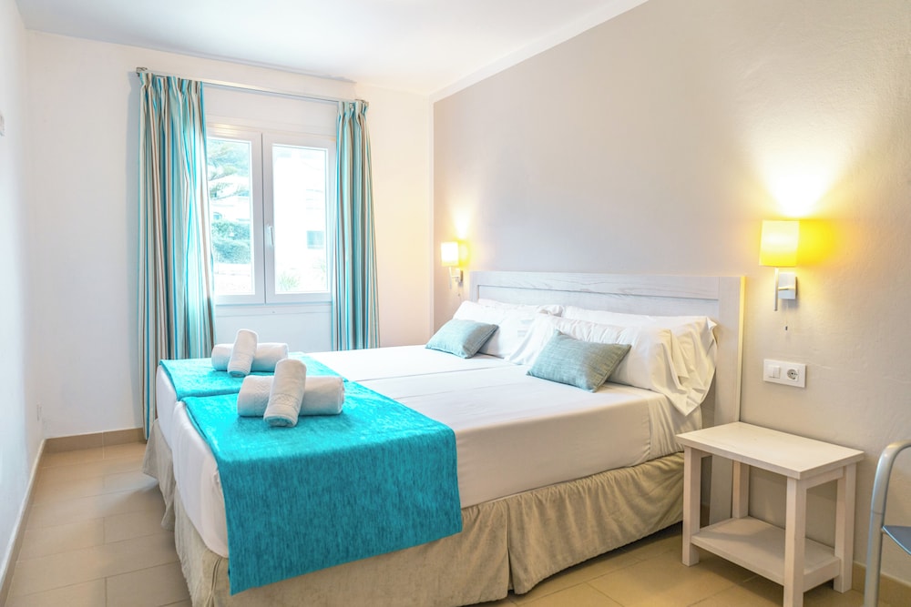 Apartamentos Seth Mestral y Llebeig — Hotel rooms in Santo Tomas, Balearic Islands