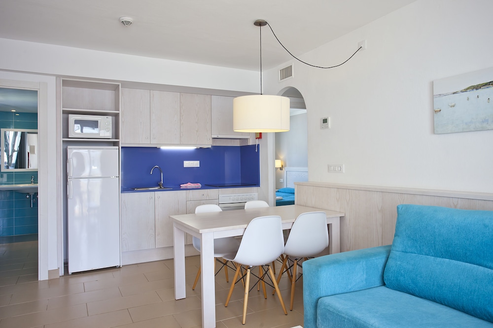 Apartamentos Seth Mestral y Llebeig — Hotel rooms in Santo Tomas, Balearic Islands