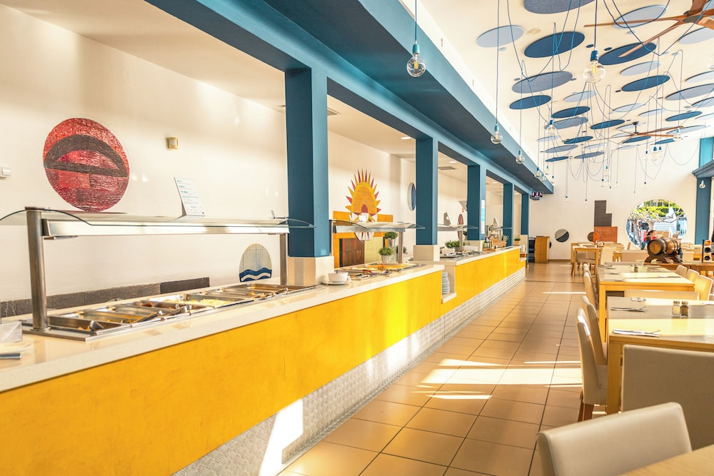 Apartamentos Seth Mestral y Llebeig — Restaurant & bars in Santo Tomas, Balearic Islands