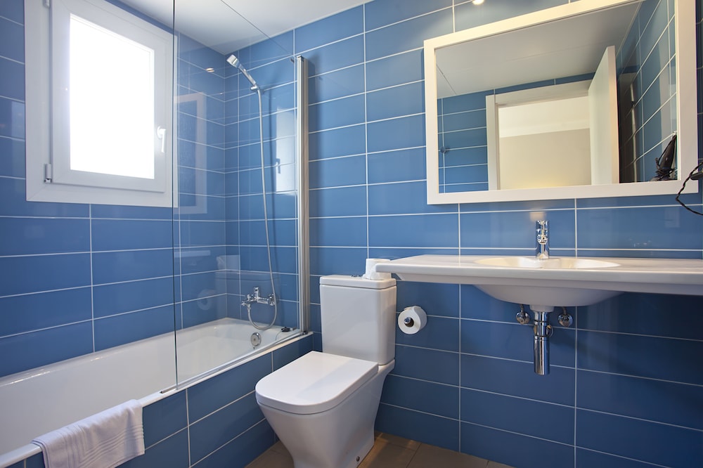 Apartamentos Seth Mestral y Llebeig — Hotel rooms in Santo Tomas, Balearic Islands