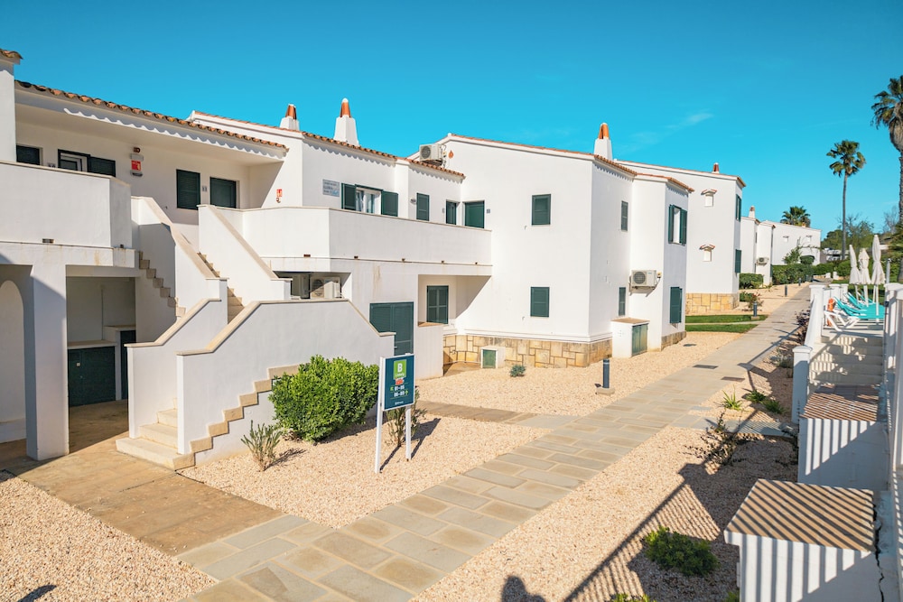 Apartamentos Seth Mestral y Llebeig — Hotel building in Santo Tomas, Balearic Islands