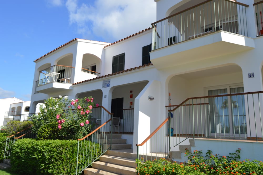 Apartamentos Seth Mestral y Llebeig — Hotel building in Santo Tomas, Balearic Islands