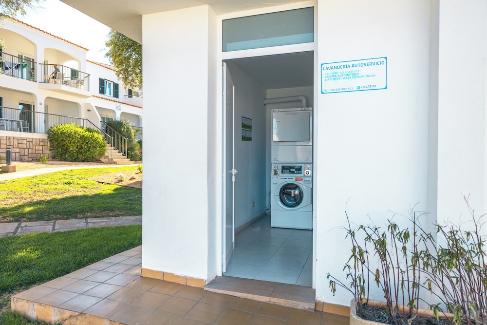 Apartamentos Seth Mestral y Llebeig — Hotel building in Santo Tomas, Balearic Islands