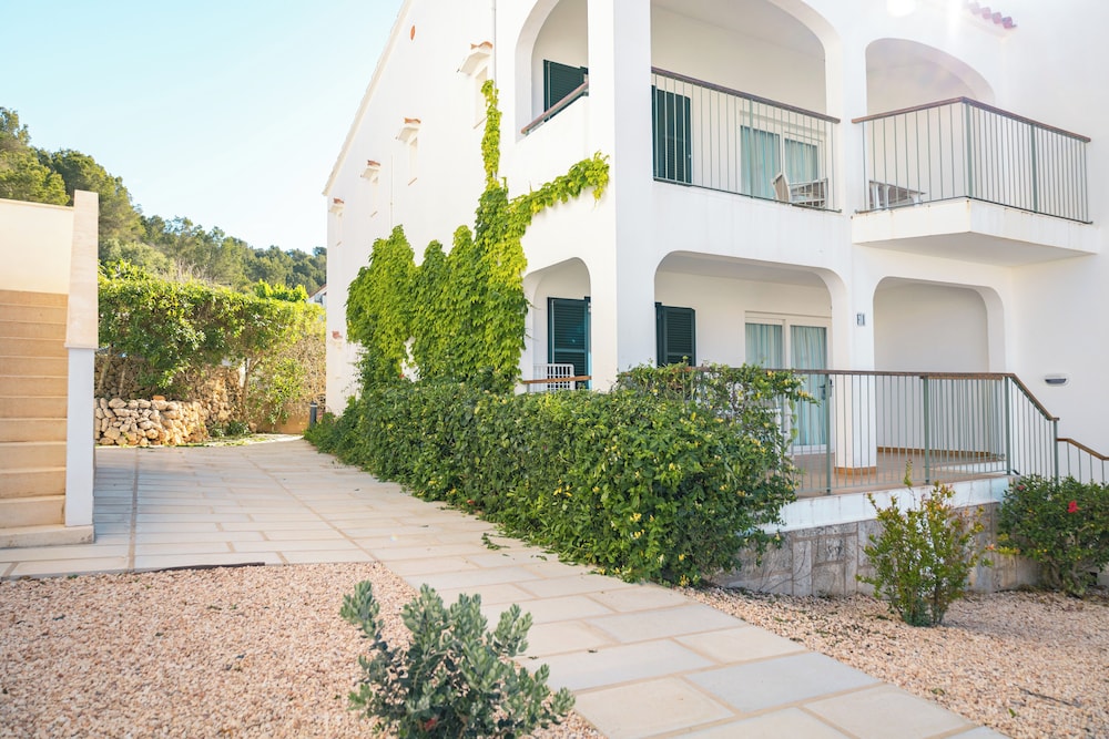 Apartamentos Seth Mestral y Llebeig — Hotel building in Santo Tomas, Balearic Islands