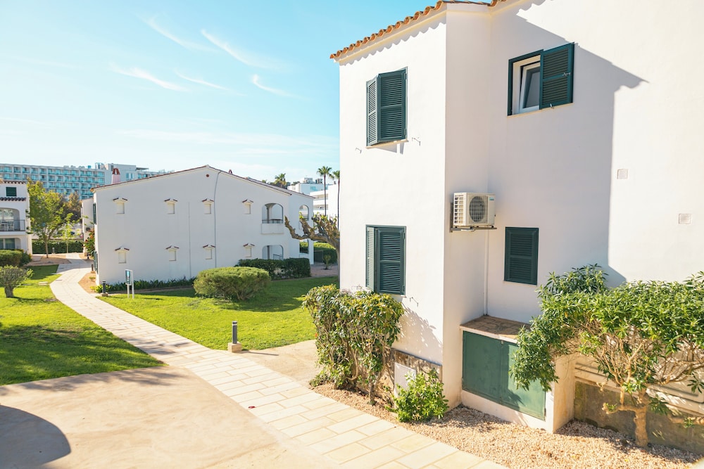 Apartamentos Seth Mestral y Llebeig — Hotel building in Santo Tomas, Balearic Islands
