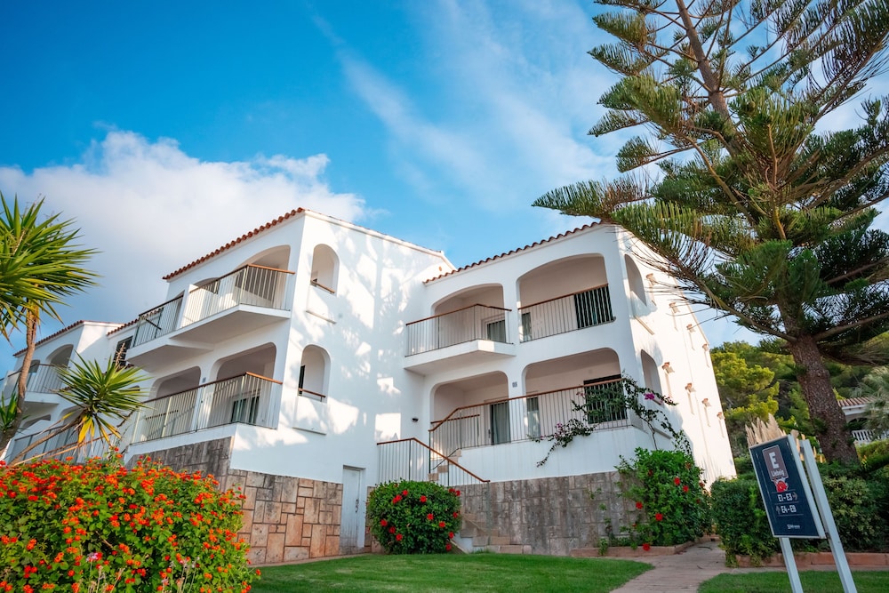 Apartamentos Seth Mestral y Llebeig — Hotel building in Santo Tomas, Balearic Islands