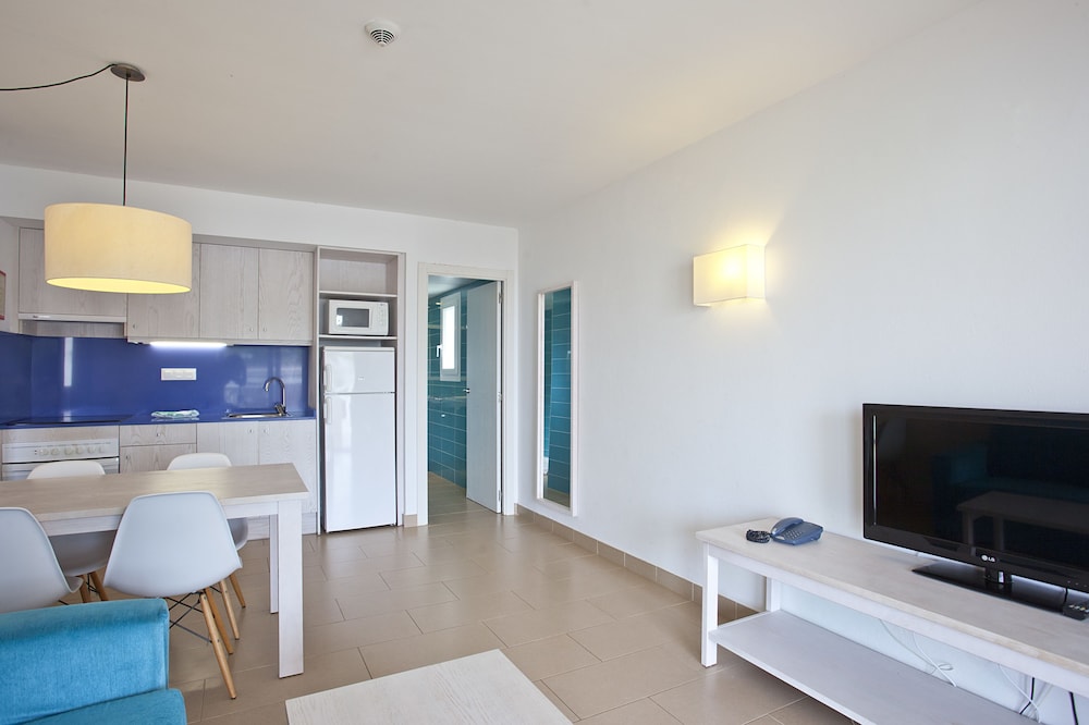 Apartamentos Seth Mestral y Llebeig — Hotel rooms in Santo Tomas, Balearic Islands
