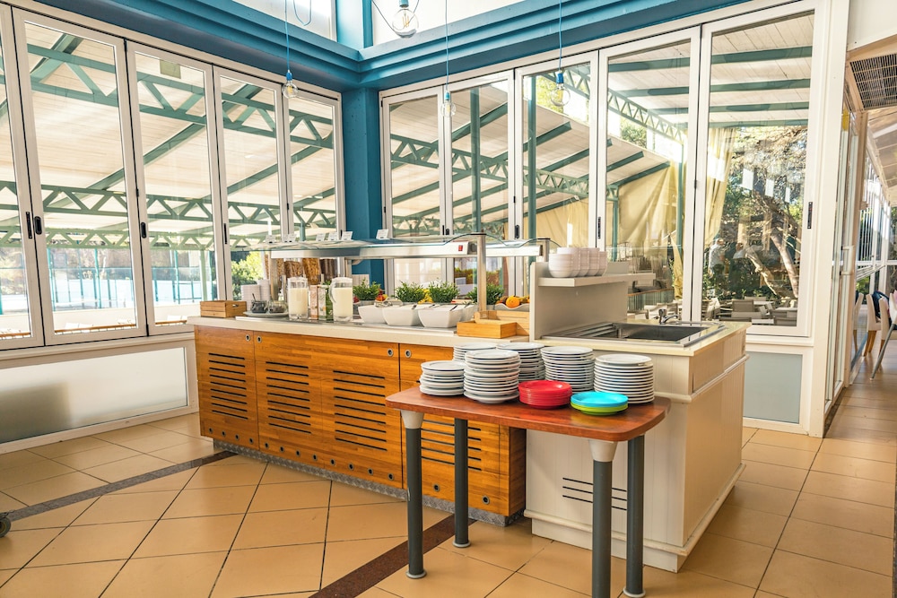Apartamentos Seth Mestral y Llebeig — Restaurant & bars in Santo Tomas, Balearic Islands
