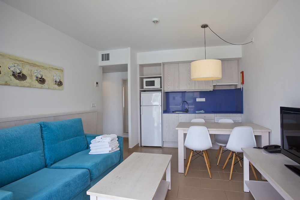 Apartamentos Seth Mestral y Llebeig — Hotel rooms in Santo Tomas, Balearic Islands