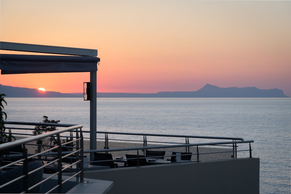 Macaris Suites and SPA — Restaurant & bars in Rethymnon