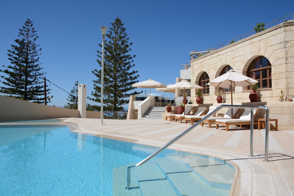 Macaris Suites and SPA — Swimming pool in Rethymnon