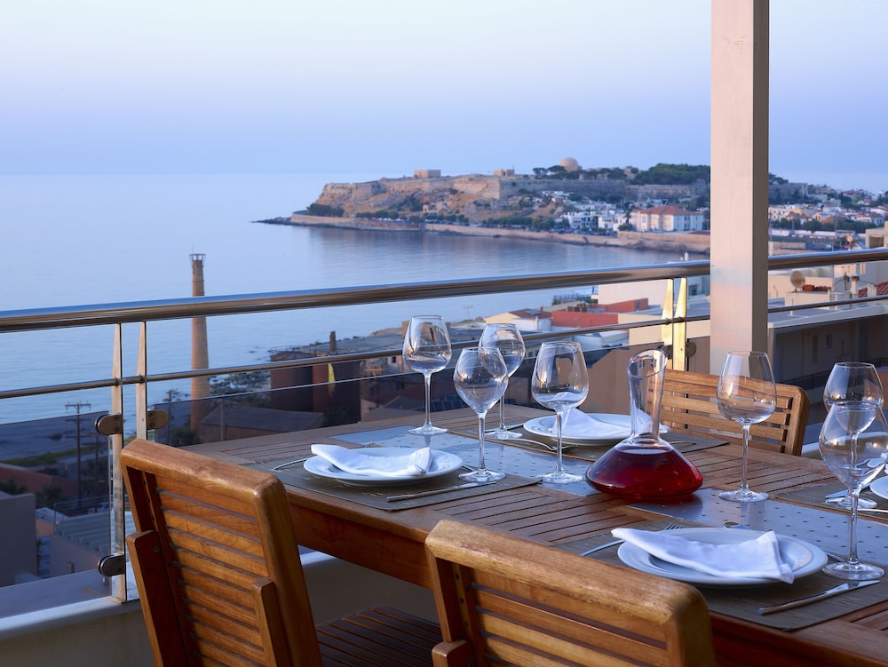 Macaris Suites and SPA — Restaurant & bars in Rethymnon