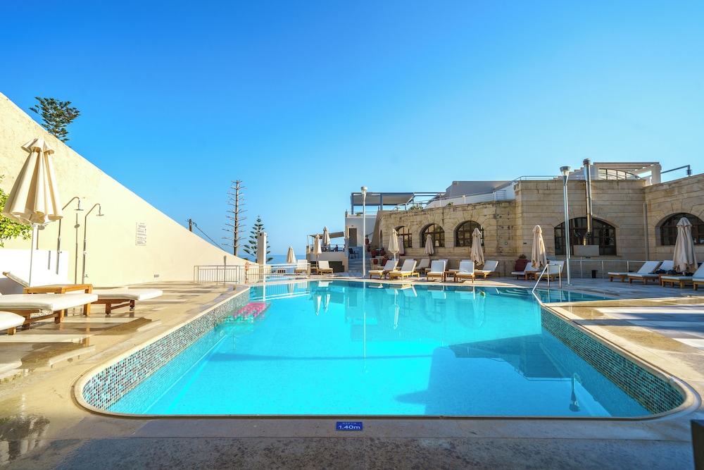 Macaris Suites and SPA — Swimming pool in Rethymnon