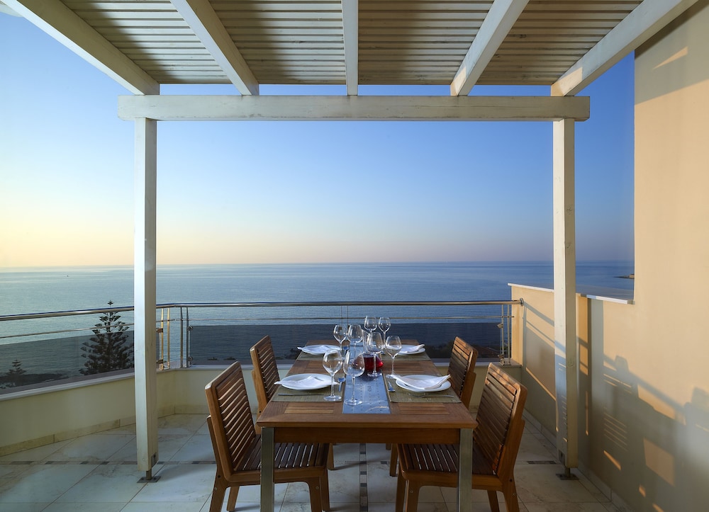 Macaris Suites and SPA — Restaurant & bars in Rethymnon