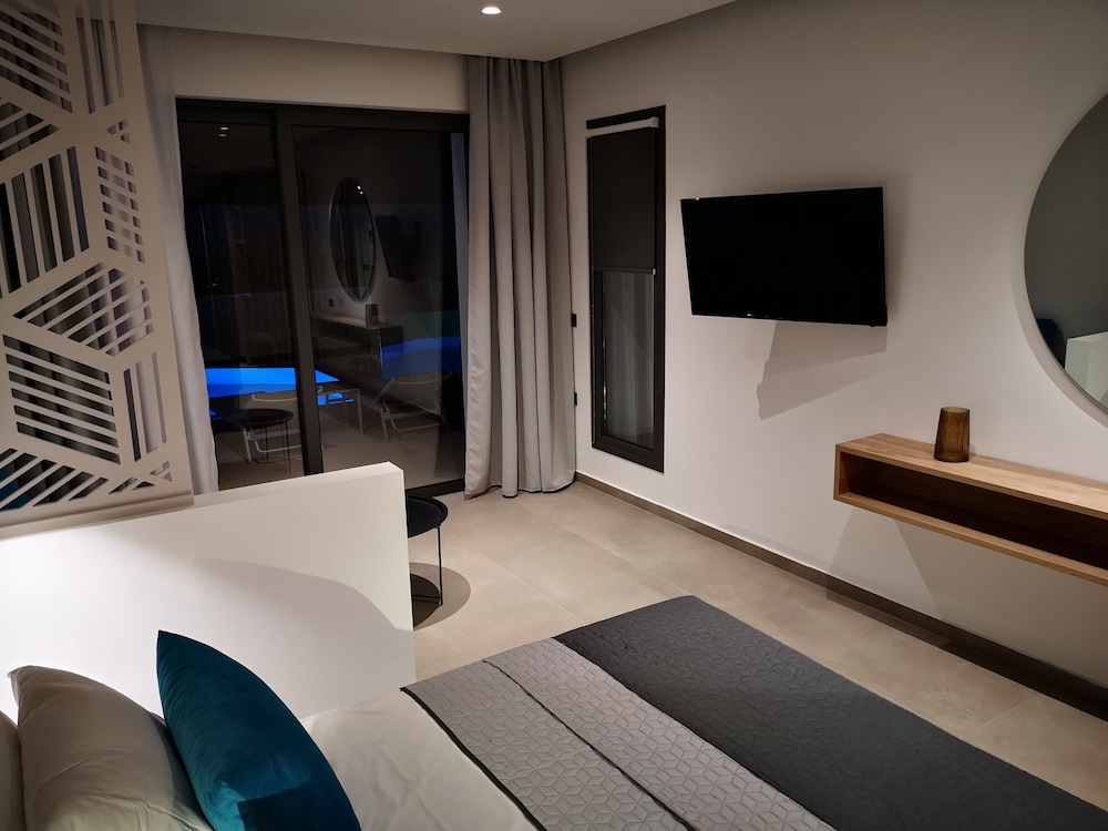 Zoes Hotel — Hotel rooms in Faliraki, South Aegean