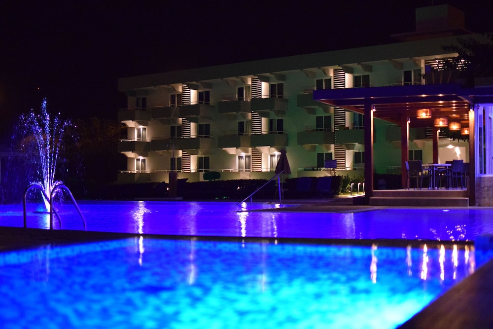 Zoes Hotel — Hotel building in Faliraki, South Aegean