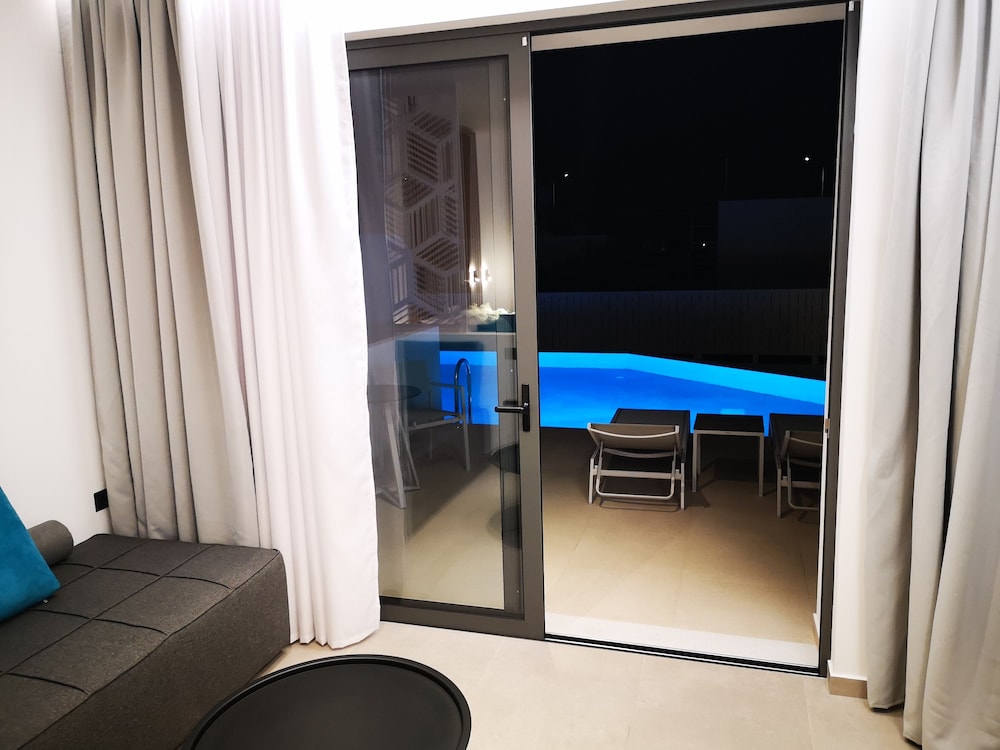 Zoes Hotel — Hotel rooms in Faliraki, South Aegean