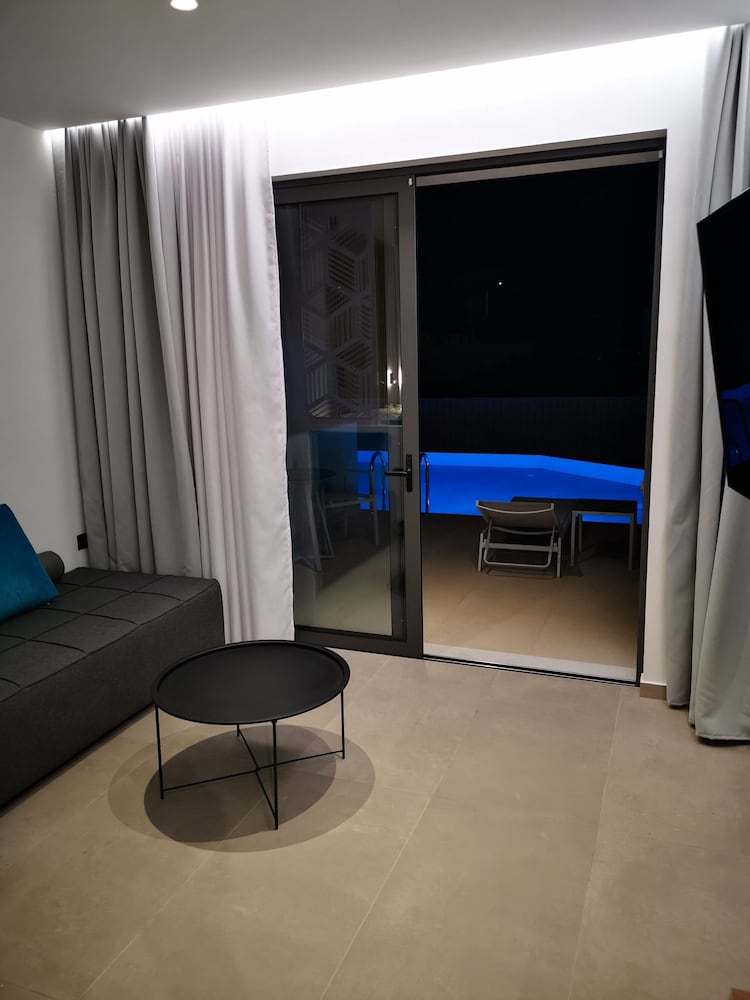Zoes Hotel — Hotel rooms in Faliraki, South Aegean