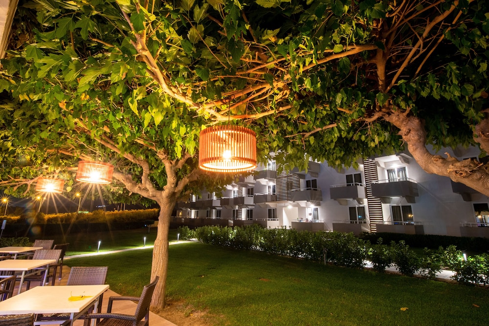 Zoes Hotel — Hotel building in Faliraki, South Aegean