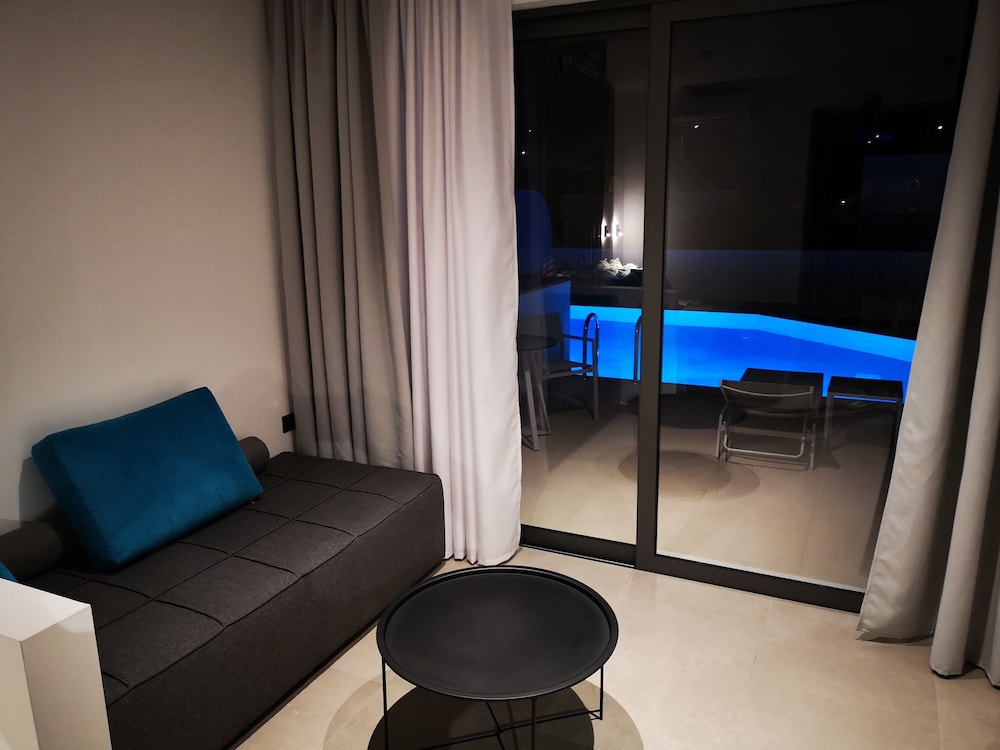 Zoes Hotel — Hotel rooms in Faliraki, South Aegean
