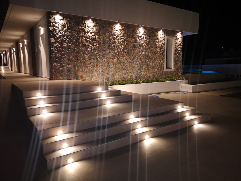 Zoes Hotel — Hotel building in Faliraki, South Aegean
