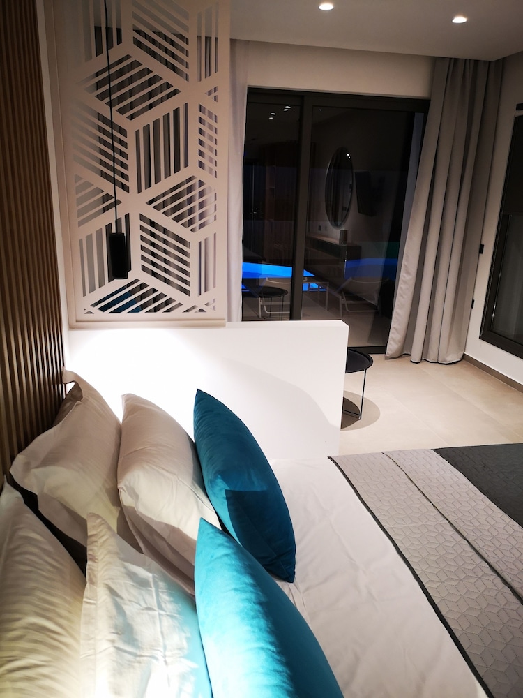 Zoes Hotel — Hotel rooms in Faliraki, South Aegean