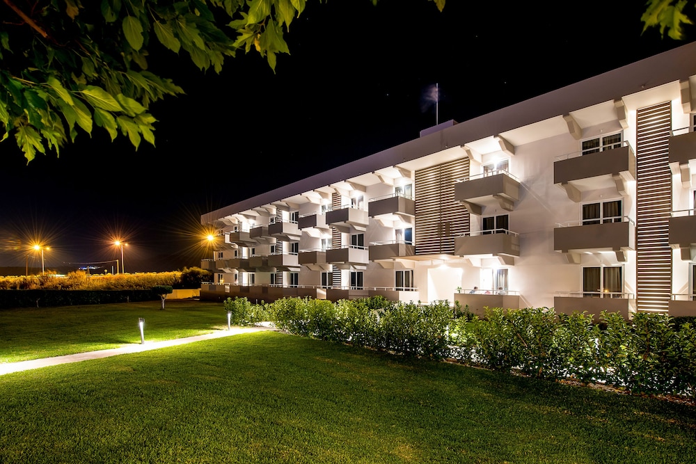 Zoes Hotel — Hotel building in Faliraki, South Aegean