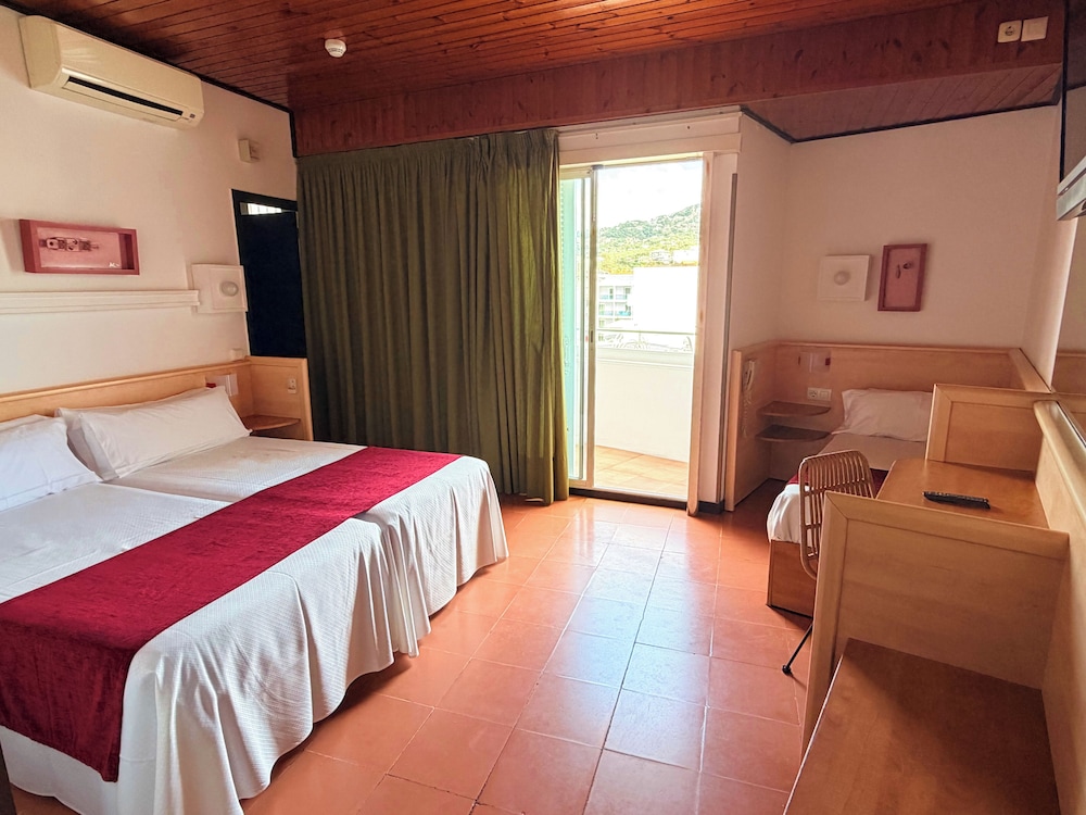 Hotel Xaine Park — Hotel rooms in Lloret de Mar, Catalonia