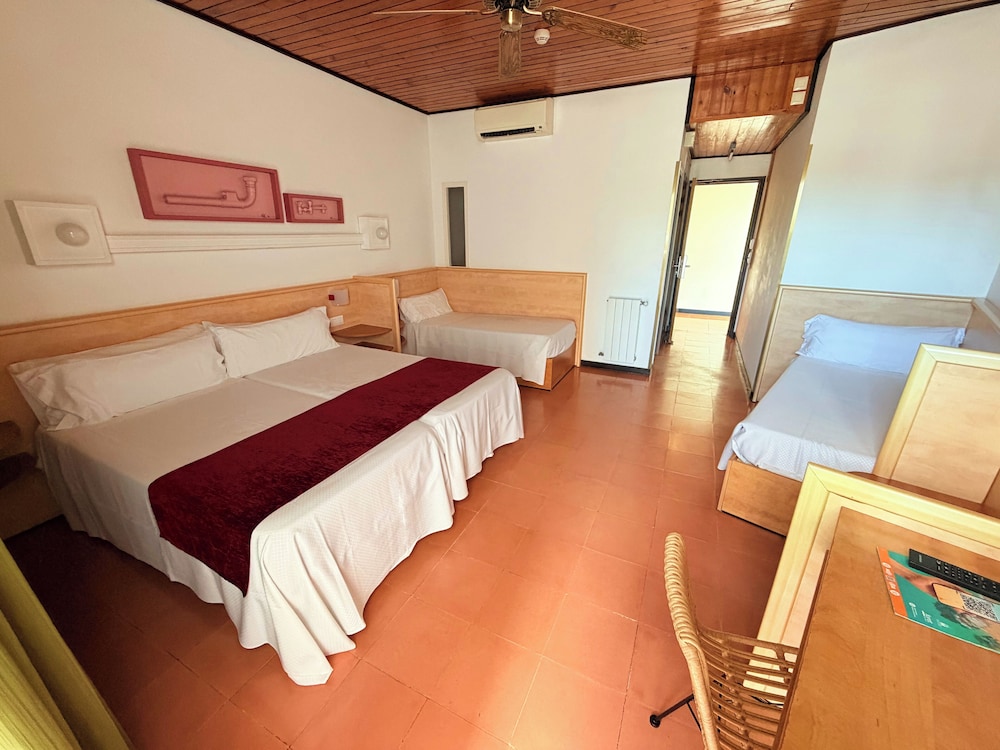 Hotel Xaine Park — Hotel rooms in Lloret de Mar, Catalonia