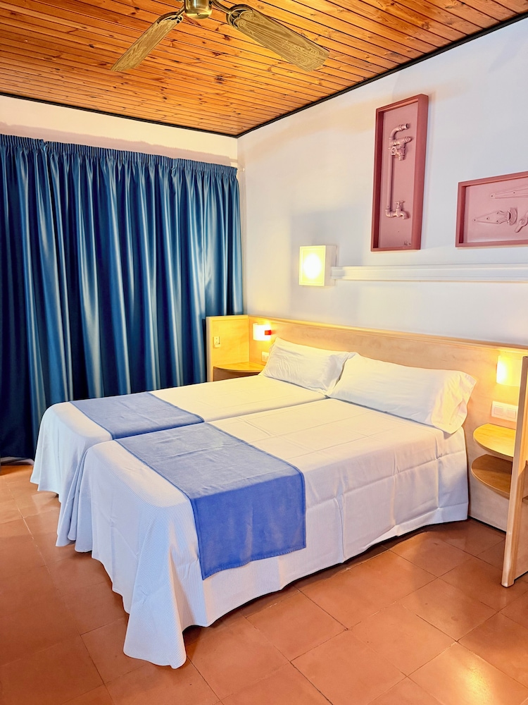 Hotel Xaine Park — Hotel rooms in Lloret de Mar, Catalonia