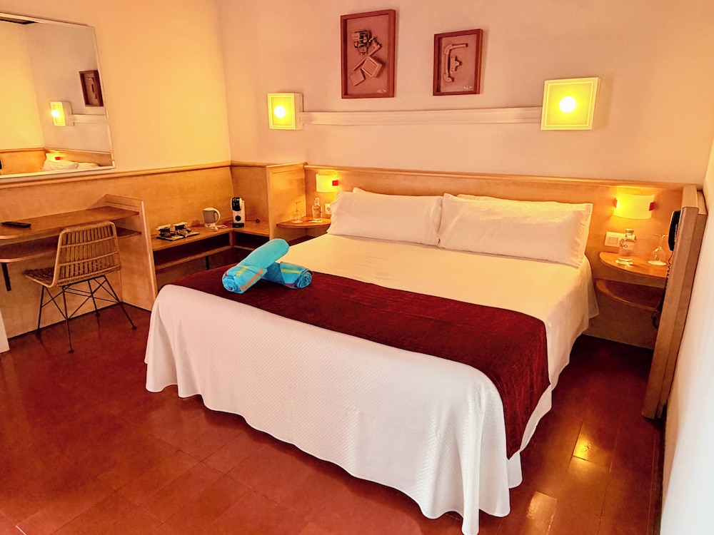 Hotel Xaine Park — Hotel rooms in Lloret de Mar, Catalonia