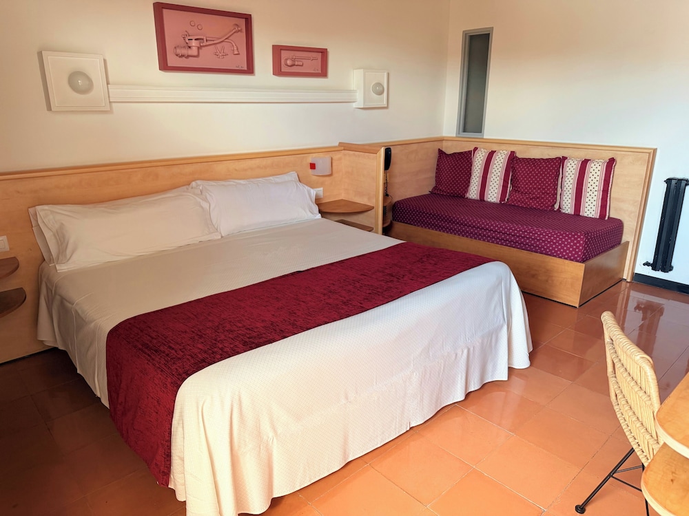 Hotel Xaine Park — Hotel rooms in Lloret de Mar, Catalonia
