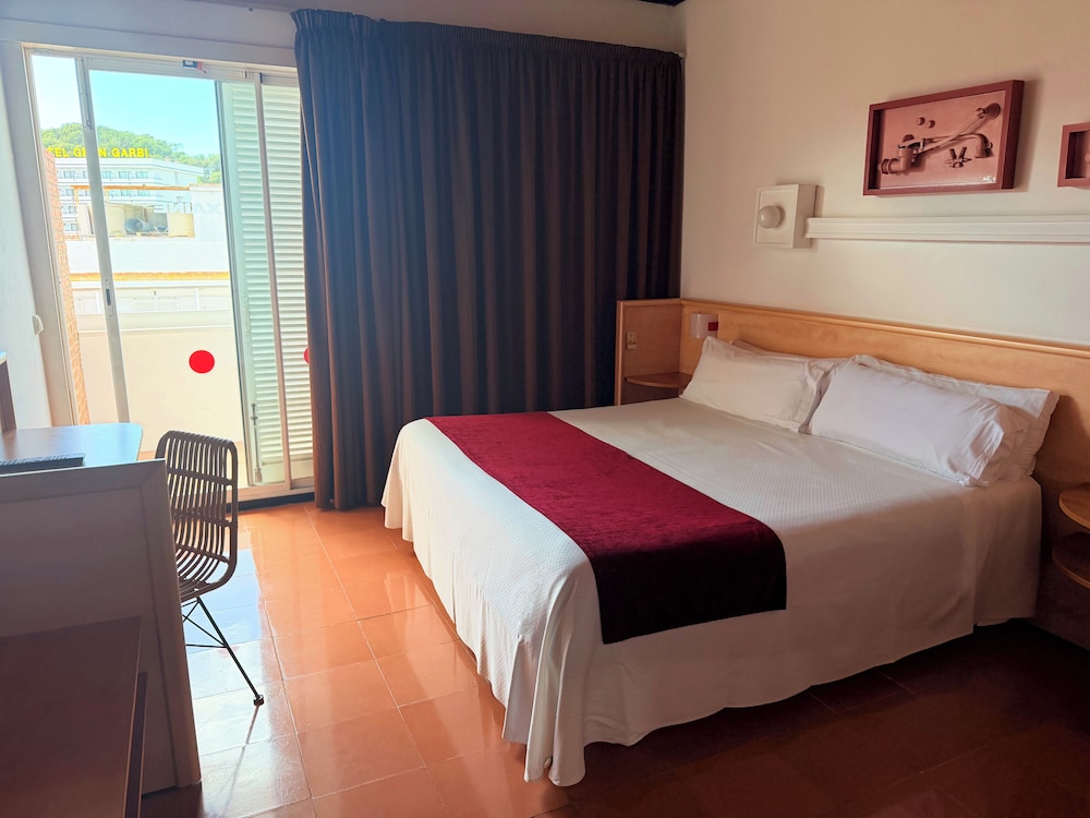 Hotel Xaine Park — Hotel rooms in Lloret de Mar, Catalonia