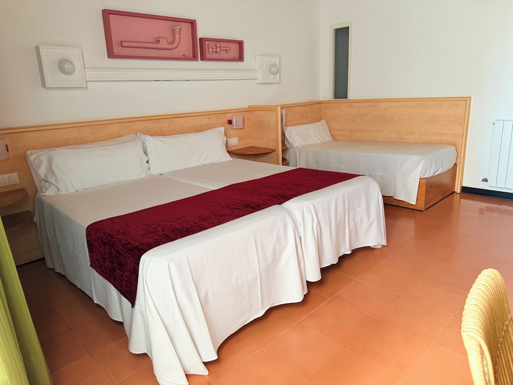 Hotel Xaine Park — Hotel rooms in Lloret de Mar, Catalonia