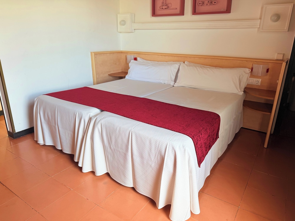 Hotel Xaine Park — Hotel rooms in Lloret de Mar, Catalonia