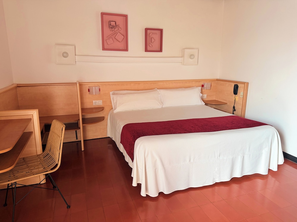 Hotel Xaine Park — Hotel rooms in Lloret de Mar, Catalonia