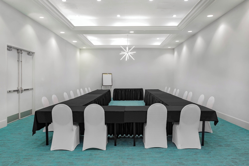 Holiday Inn Resort Kissimmee by the Parks by IHG — Hotel building in Kissimmee, Florida