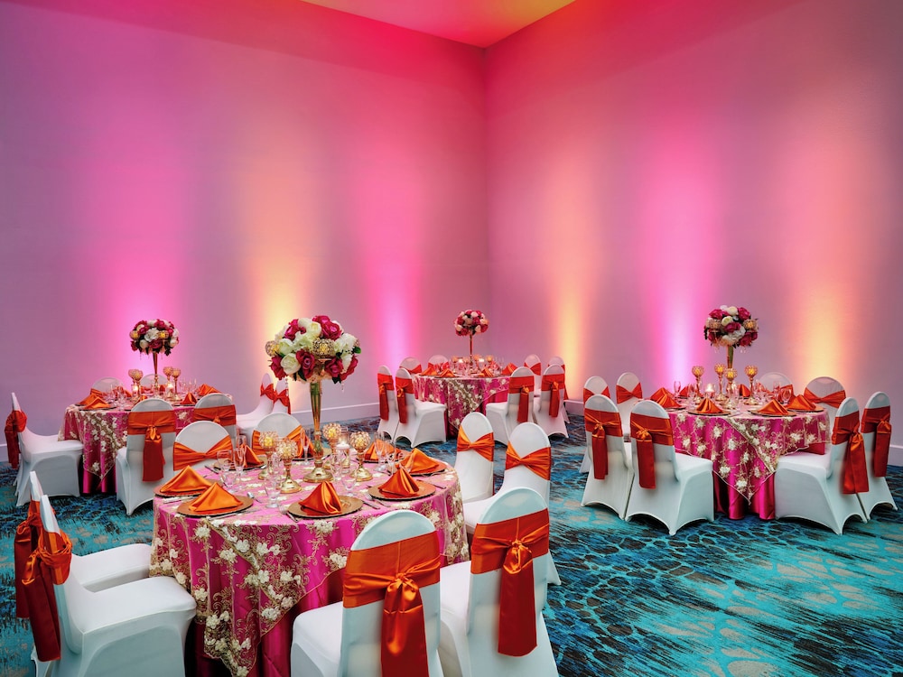 Holiday Inn Resort Kissimmee by the Parks by IHG — Hotel building in Kissimmee, Florida