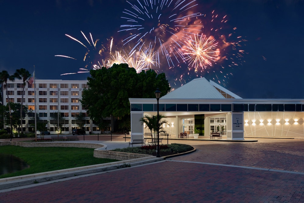 Holiday Inn Resort Kissimmee by the Parks by IHG — Hotel building in Kissimmee, Florida
