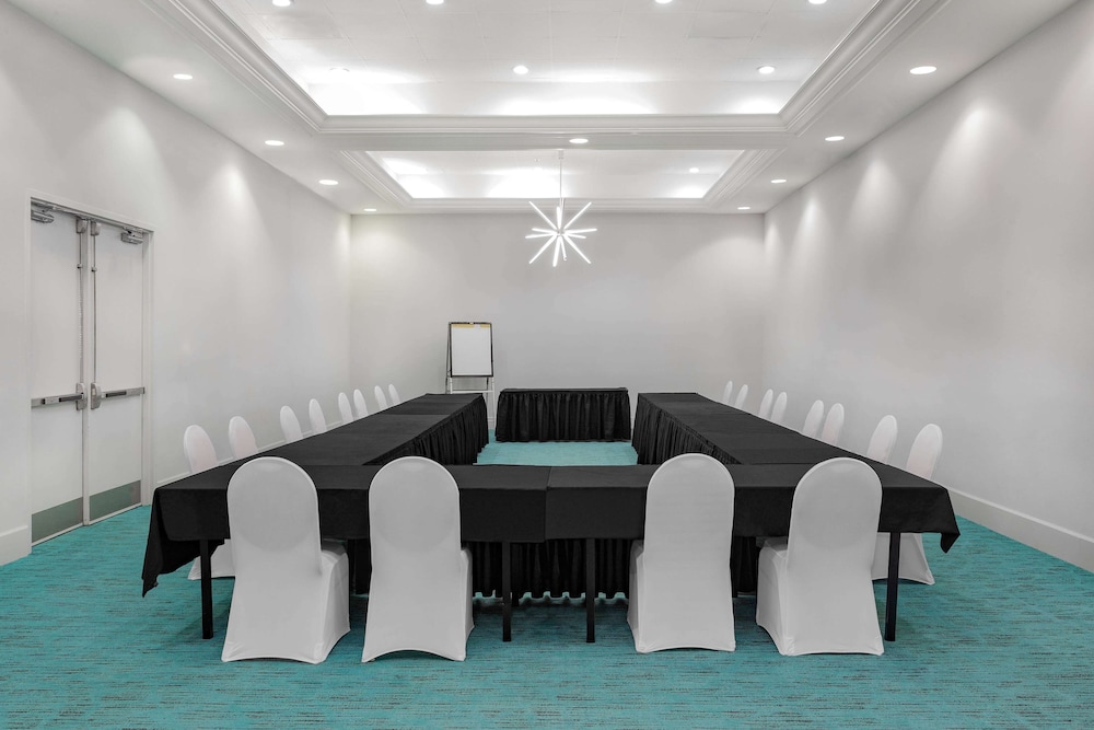 Holiday Inn Resort Kissimmee by the Parks by IHG — Hotel building in Kissimmee, Florida
