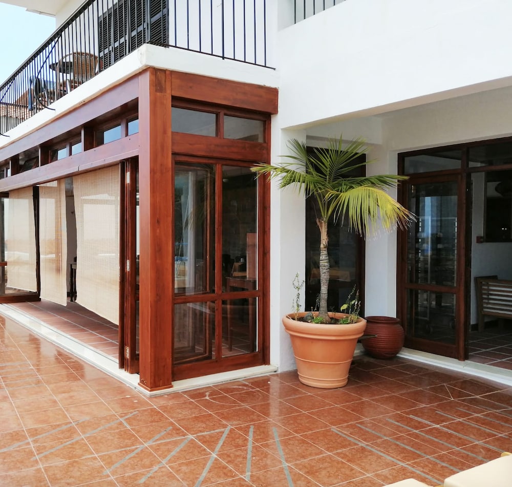 Vila Lusitânia — Hotel building in Funchal, Madeira